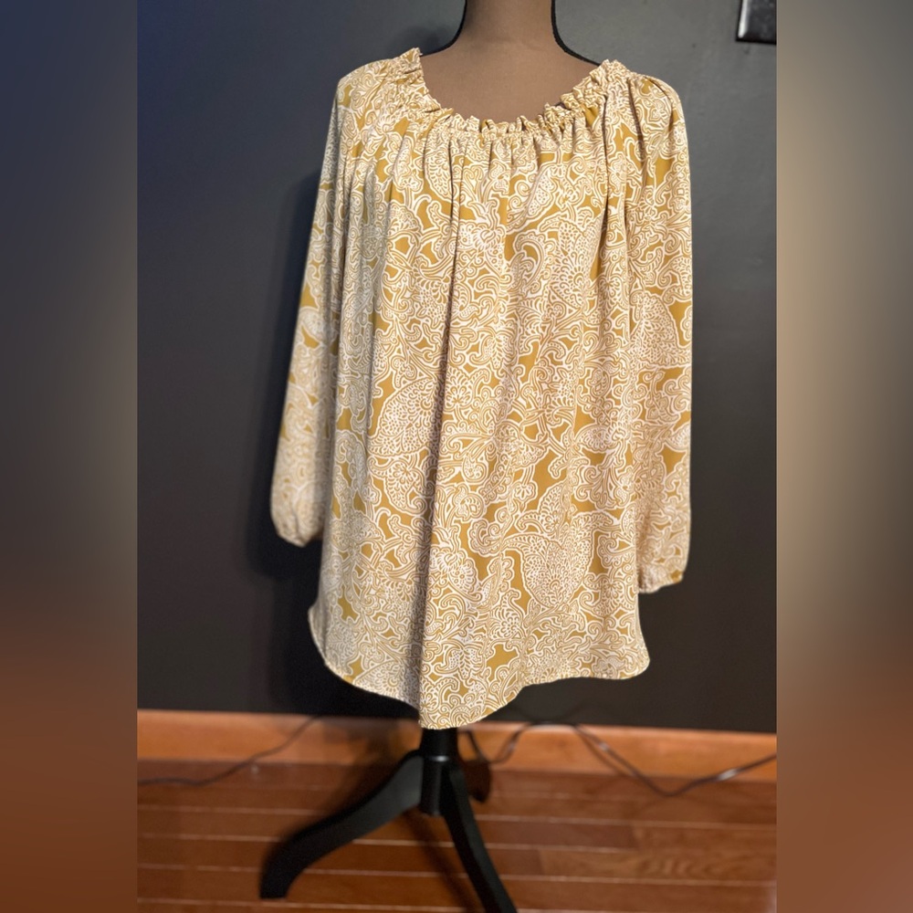 JONES NEW YORK, Beautiful buttercup yellow top, SIZE XL, Ruffled neck.